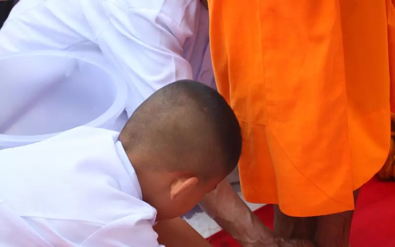 泰国传统佛教习俗 为僧侣洗脚是一种积德！