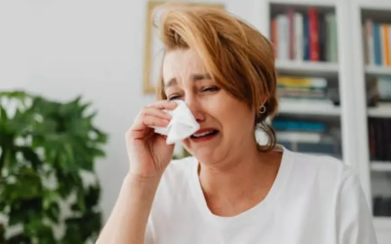 大妈与小伙网恋分手流泪(大妈网恋给男友发钱)