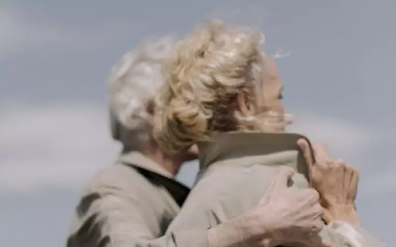 大妈网恋奔现男生见面后直接离开(30岁大妈和20岁男子网恋奔现)