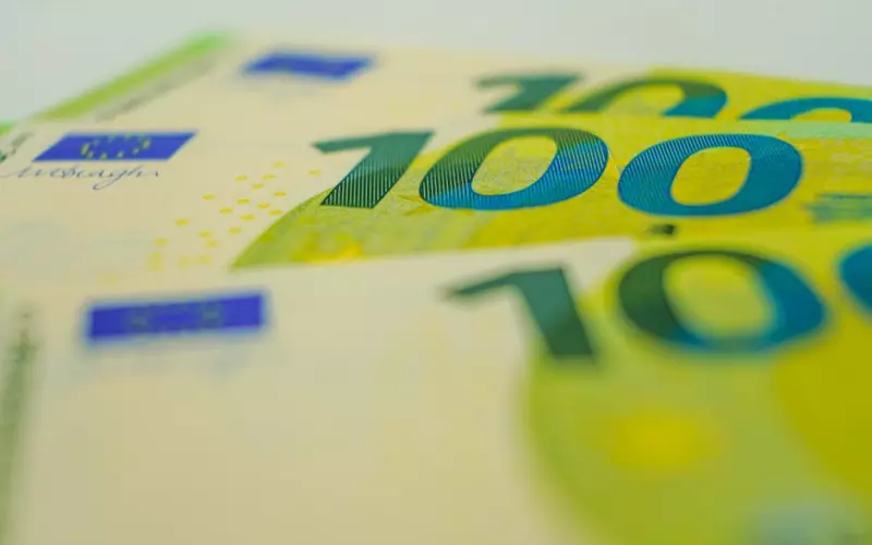 网恋男友借钱然后他去世(网恋结识男友多次借钱女子起疑心)