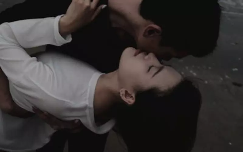 生活的本质婚姻的本质爱情的本质(婚姻的本质就是两个小时互相欺骗)