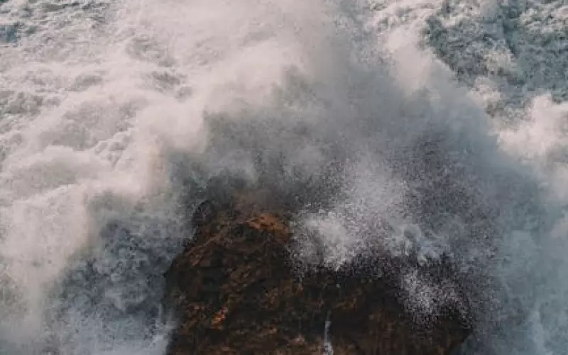 婚外情逼自己和老婆离婚(婚外情被他老婆发现该如何继续)