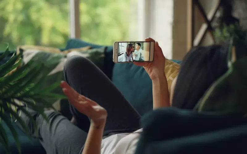 婚外恋被发现了还在偷偷聊天(盘点婚外恋聊天记录)