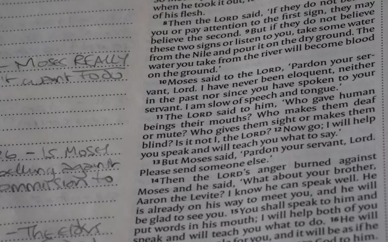 姑娘告别前男友遭前任无情拒绝(主动分手的男生看前任空间的心理)