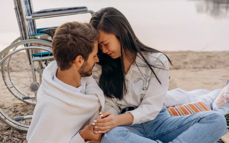 残疾小伙网恋女友生下一个女儿(男子网恋三年后才发现残疾人结婚)