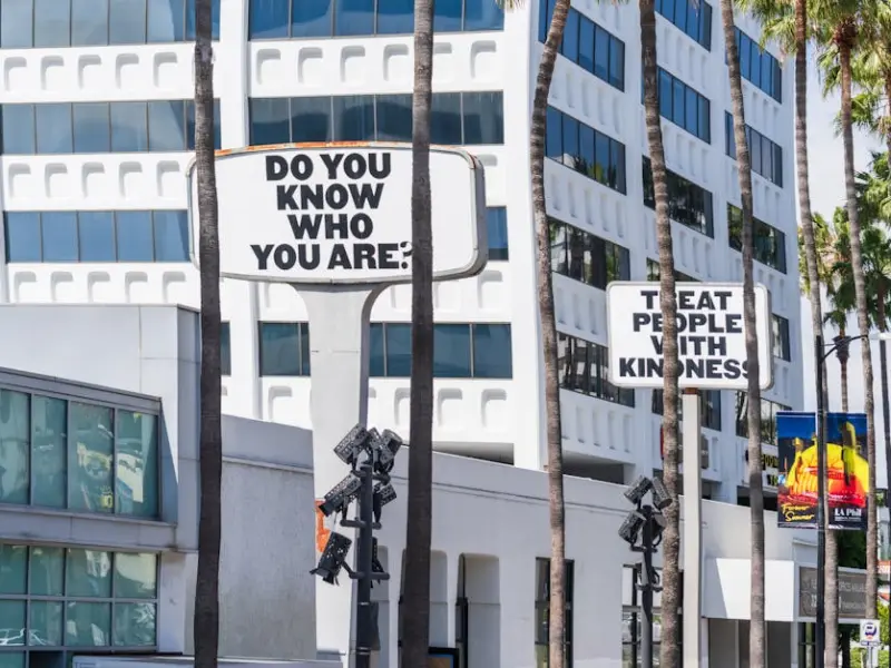 “女人这三个地方越松，越惹男人喜欢，你知道吗”