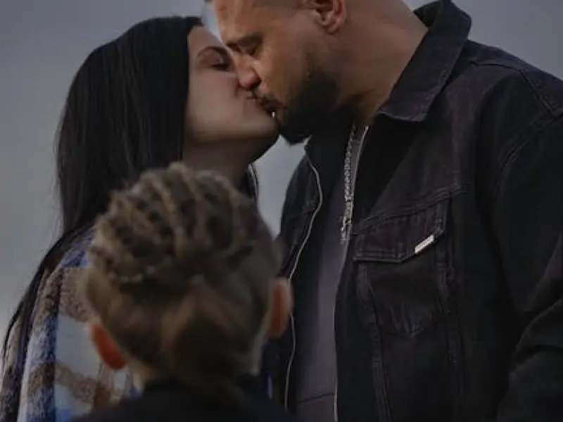 有了家庭的男人喜欢上你了，但是他这样做，这是为什么？