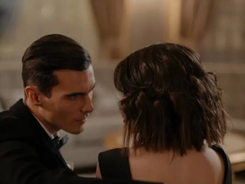 女人要是越这么做，男人反而越对你着迷，越爱你！