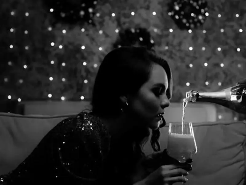 女人越是喜欢你，就越会做出这些“暗示性”举动，很准！