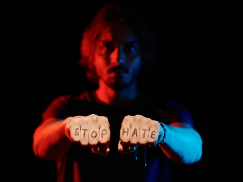 对方一定是你想的那样，恨你，讨厌你