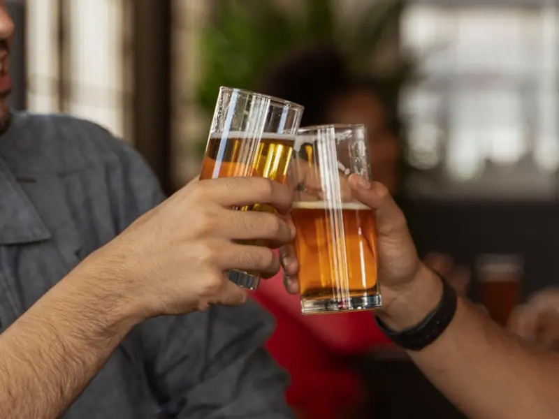 摄影师用照片记录朋友喝酒前后的表情变化: 你真的需要喝几杯!