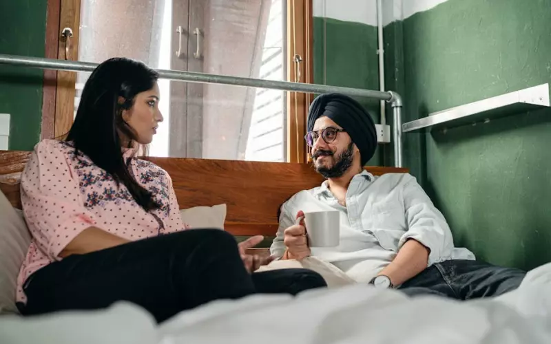 妻子与异性聊天男人的心理阴影(发现老公暧昧聊天的正确做法)