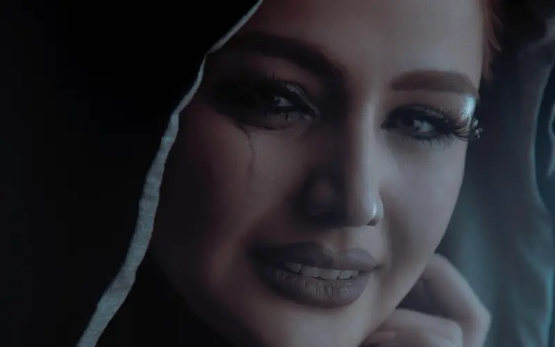 地铁安检查水惹哭柔弱女孩，“男友不在我拧不开～”