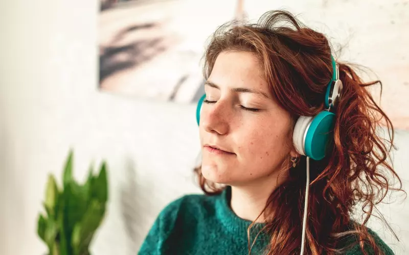 世界太吵，听听自己。