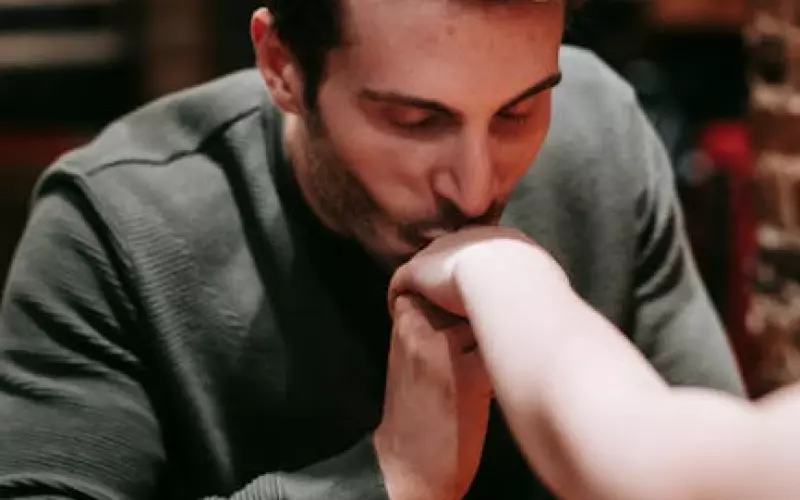 小伙奔现网恋3个月的女友(小伙鼓起勇气跟网恋3月网友见面)