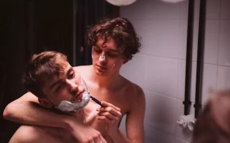 小伙网恋奔现看到真人后崩溃了(十八岁小伙网恋想看对象真容)