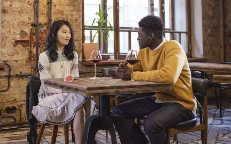 小伙第一次网恋奔现(小伙鼓起勇气和网恋女友奔现)