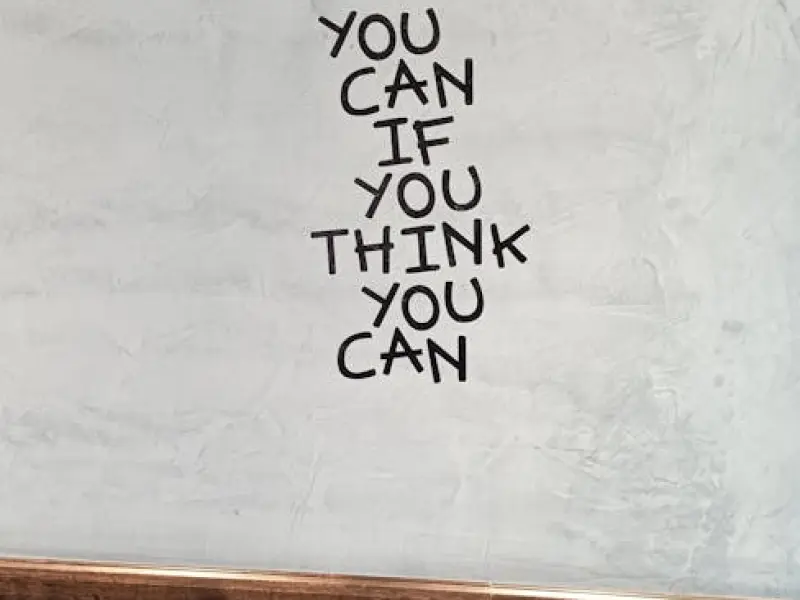 一个男人有3个不自觉向你展现的反应，他是真的很爱你