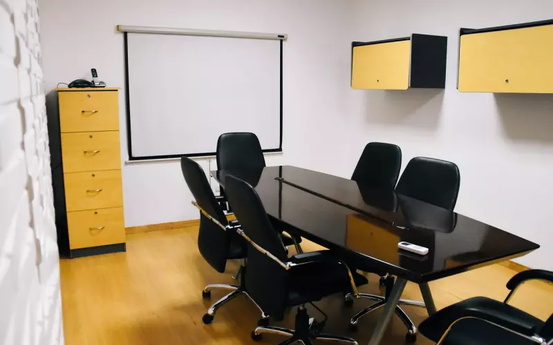 办公室新来个漂亮女同事，一个绝招让她主动和你打招呼