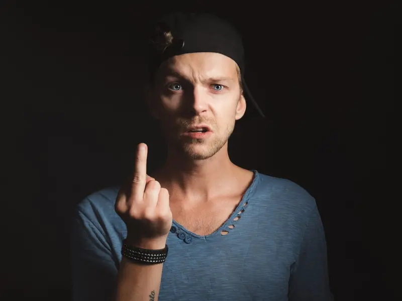 男人的这4个行为，看似深爱你，其实是在玩弄你！