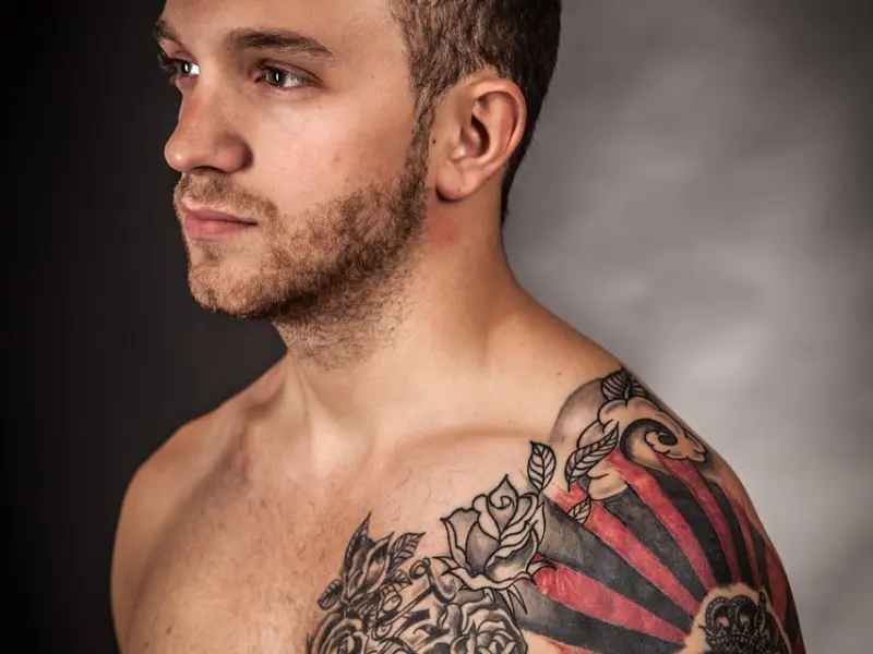 女人这4个身体暗示，是对你动情的信号，男人不懂凉凉