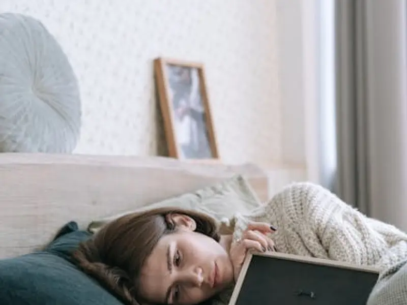 女人的这些“坏动作”是在暗示你，她想你了，你可别不懂！