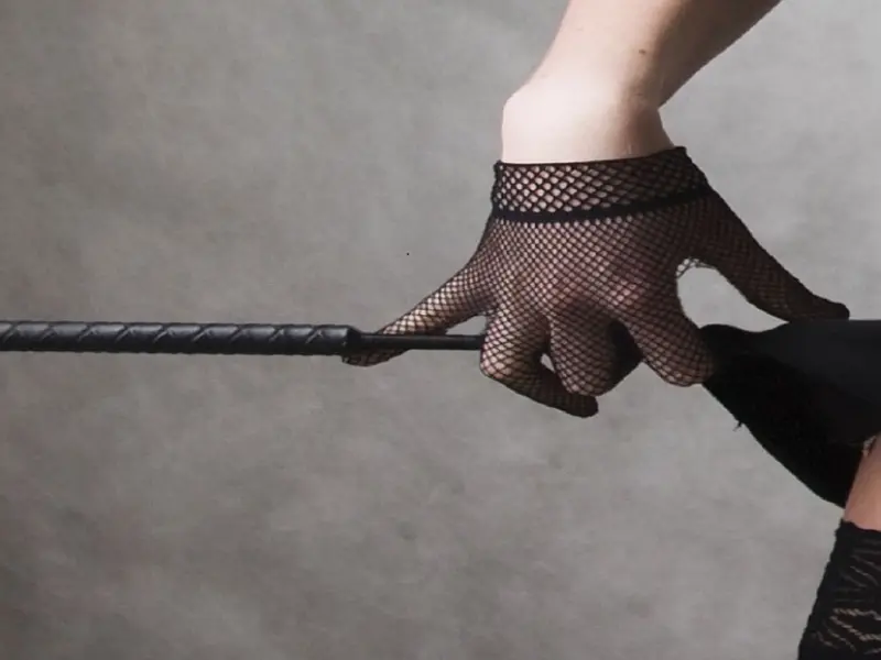 女人这几个“坏坏”的动作是在暗示你，别傻傻不懂！