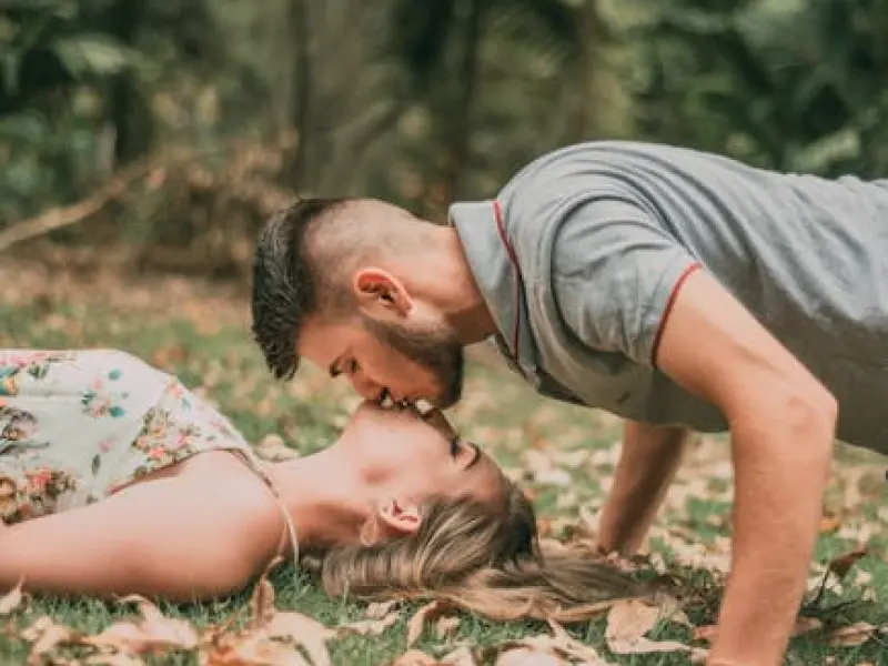 这四个动作让情侣越做越爱，女人欲羞还迎，坏男人百试不爽！
