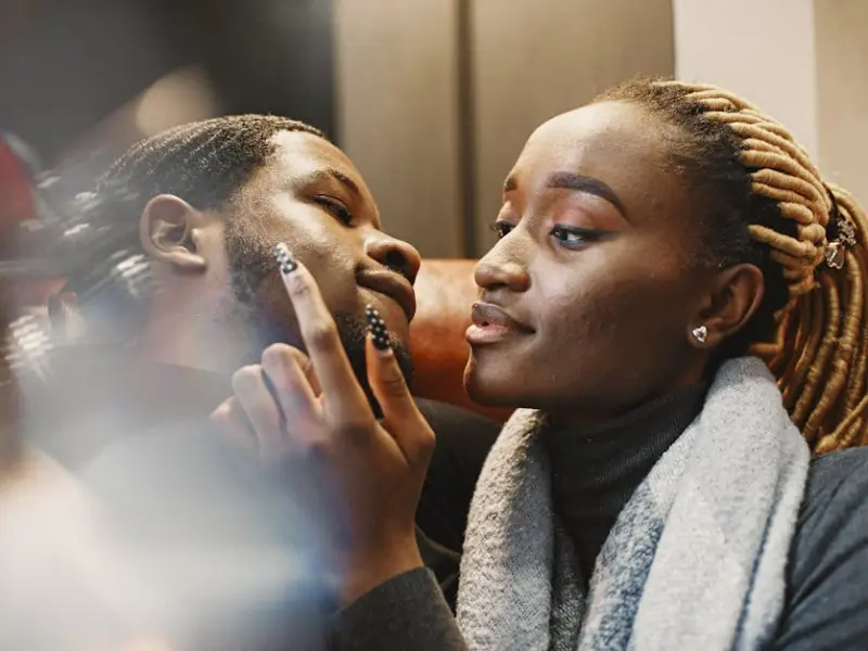 男人爱你的三个迹象，再明显不过了，不要装不懂