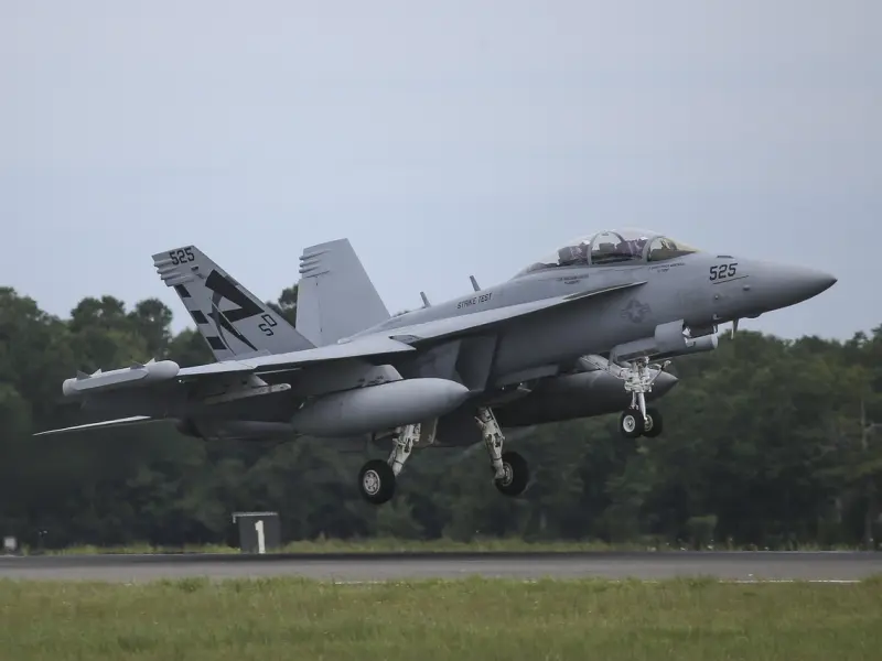 女人对你有意思，心甘情愿被你泡的三大信号