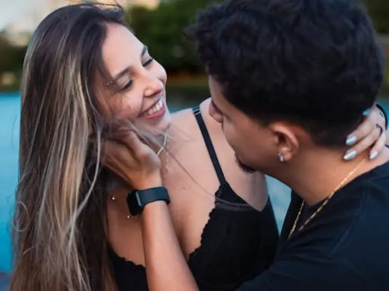 怎么挽回女友的技巧：对前男友念念不忘，该怎么重新吸引男友注意