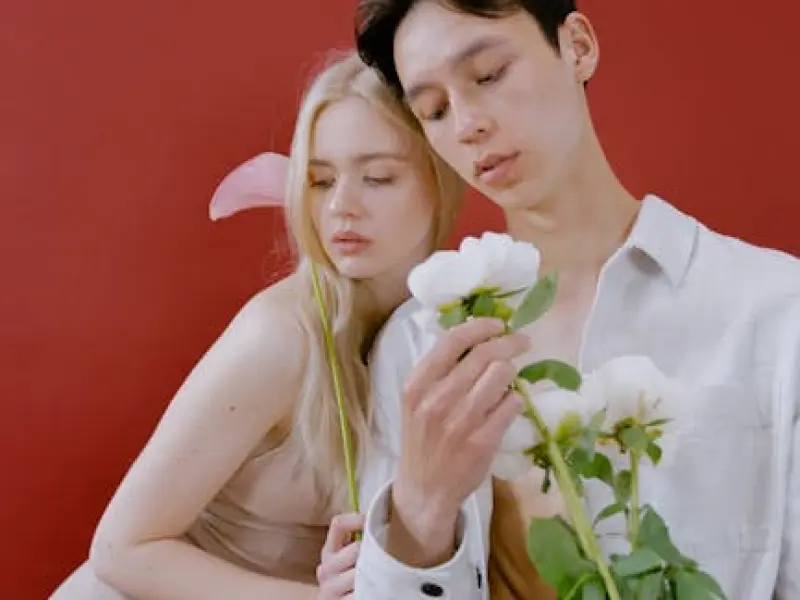 判断男人爱不爱你，情感咨询师教你从这些方面看他如何对待你！