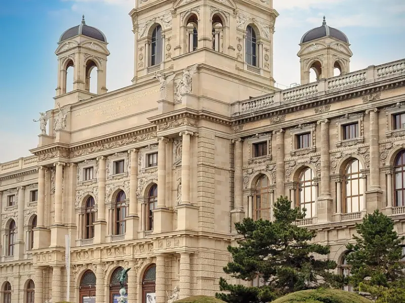 看一个女人是否对你感兴趣，要看这3个表现！