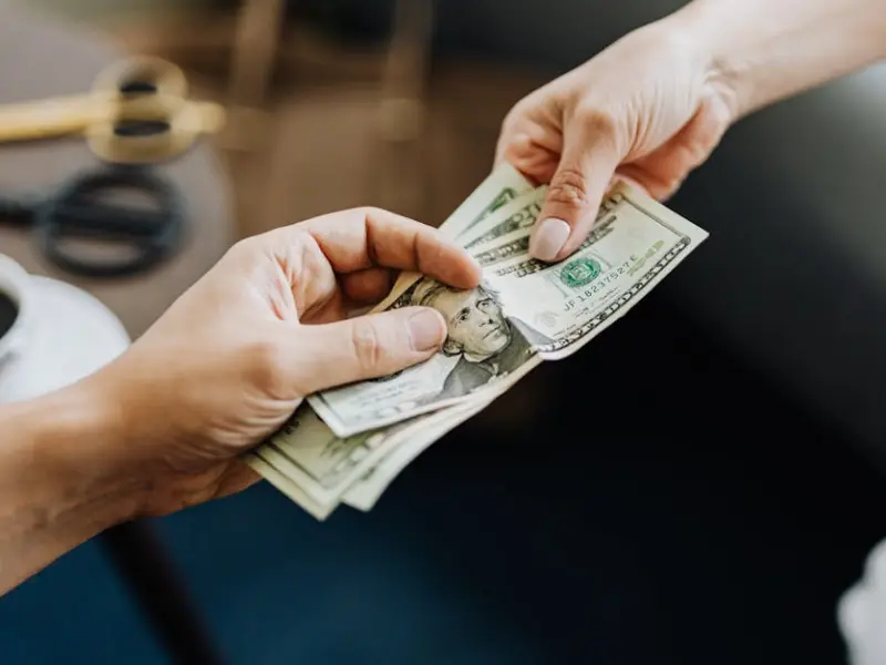 挽回女友：女朋友父母要我出10万彩礼，我拿不出怎么办？