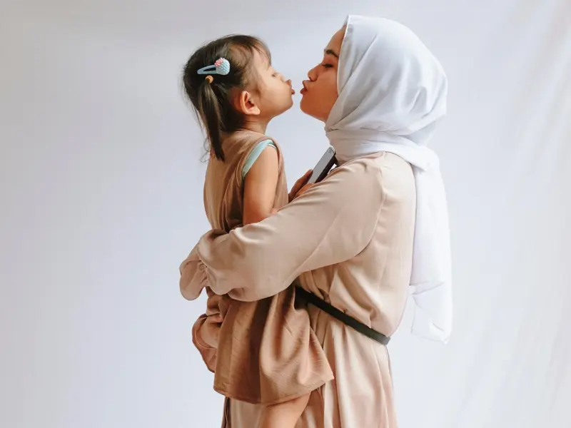 挽回女友：女友一直不公开我们的关系，我应该去加她妈妈微信吗