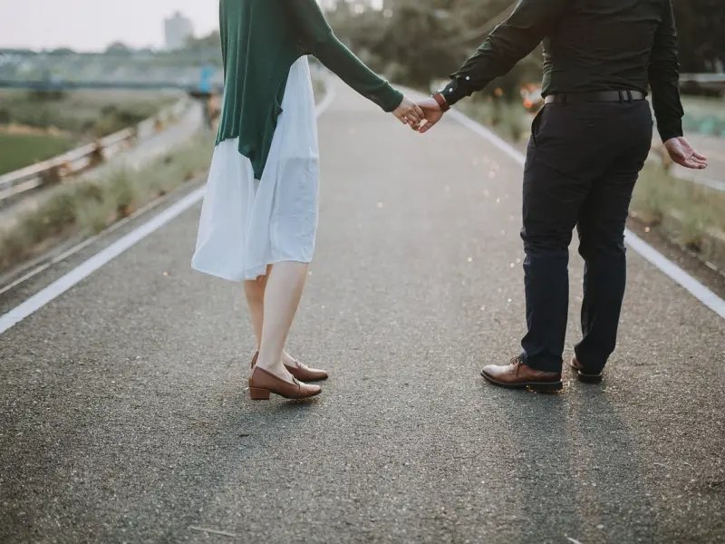 真正的爱是“骨子”里的，男人若真心爱你，才会有这3个小动作