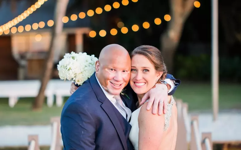 两个已婚十年的同学，带着各自的妻子参加聚会...结果吓一跳！