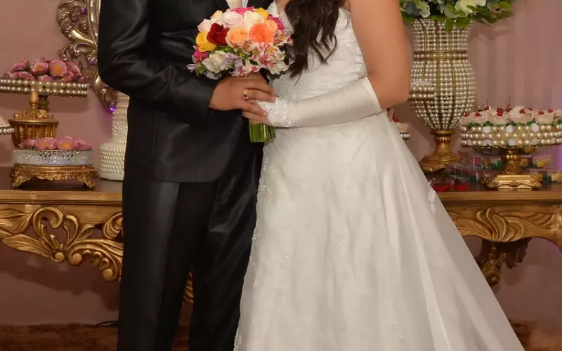 都有彼此的家庭的两个人还相爱，自取灭亡，婚姻已毁掉