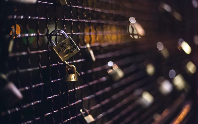 让男人永远不离开你？那就永远不要完全满足他。