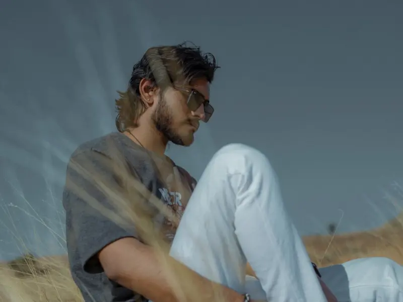 我们都在跟喜欢的人吵架，和陌生人讲心里话