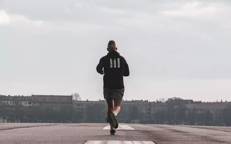 我们只顾着和同龄人赛跑，却没发现父母的脚步越来越慢