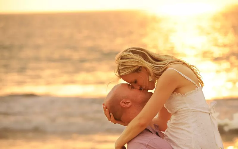 情侣之间，有哪些增进情感的技巧？