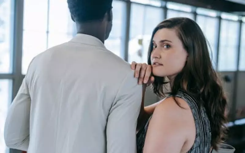 婚外情女人有什么特征(容易婚外情的人身上有3 个特征)