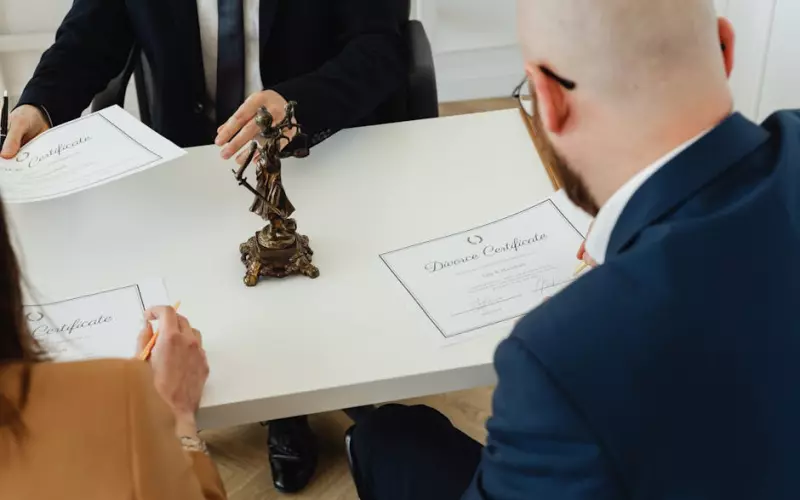 起诉第三者扰乱婚姻法律会如何判(婚姻里出现第三者应该怎么办呢)