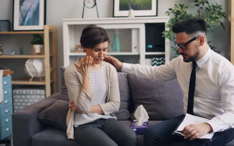 婚姻里男人出轨了有什么表现(女朋友出轨后有哪些特征可以判断)