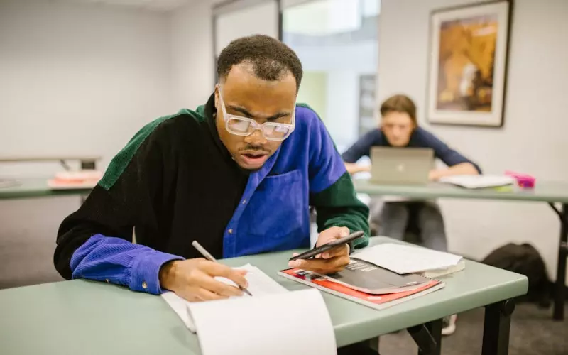 婚姻里男人出轨是什么表现(男女出轨之后两人再见面有啥表现)
