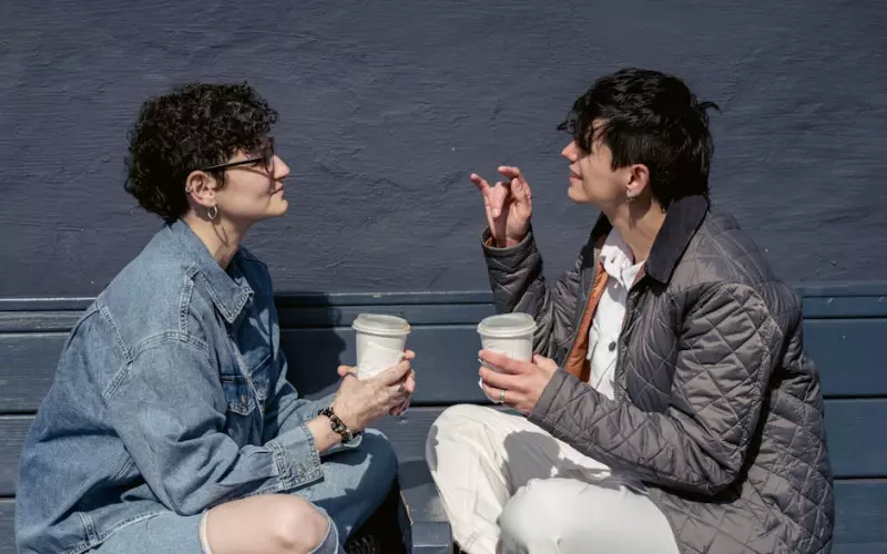 和别的男生暧昧聊天聊什么(老婆跟别的男人暧昧聊天能原谅吗)