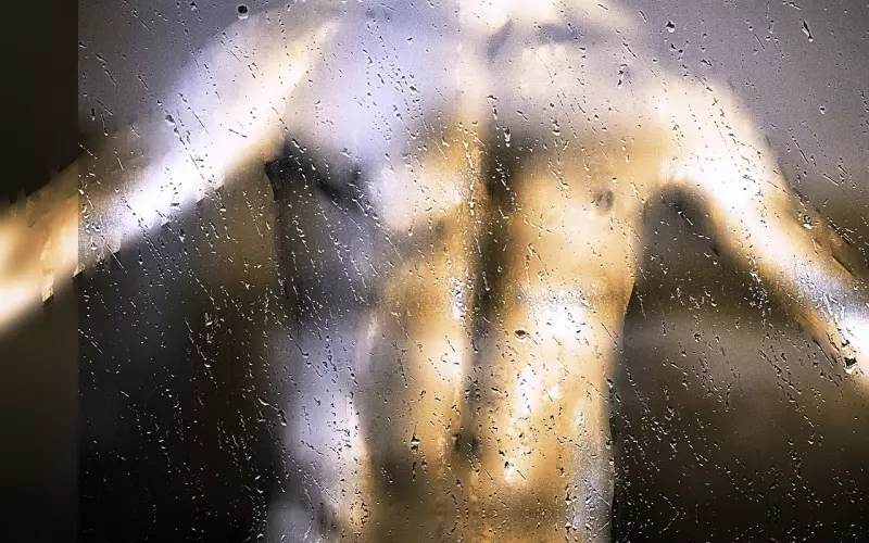 一个男人暗恋喜欢的女人是什么样子？他的3个行为表现说明了一切