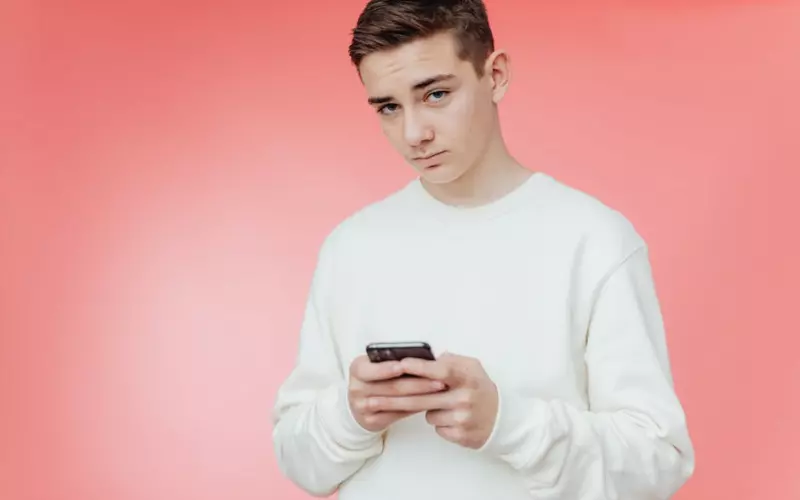 男生分手后还看前任动态什么意思(主动纠缠前任前任拉黑你代表什么)