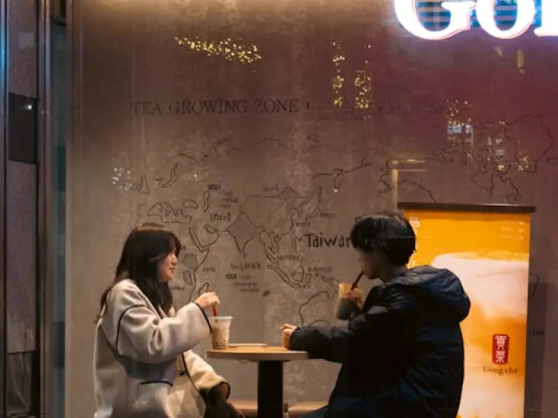 分手后不删微信，愿意做朋友，可以出来见面约会，但就是不愿意复合，几个意思？ | 读懂他心